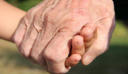 mani_anziani_nonni_altruismo